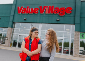 Kyra Thomas, employée de Value Village, en compagnie de Jayleen Taylor, coach en emploi, devant le magasin Value Village à Fredericton.